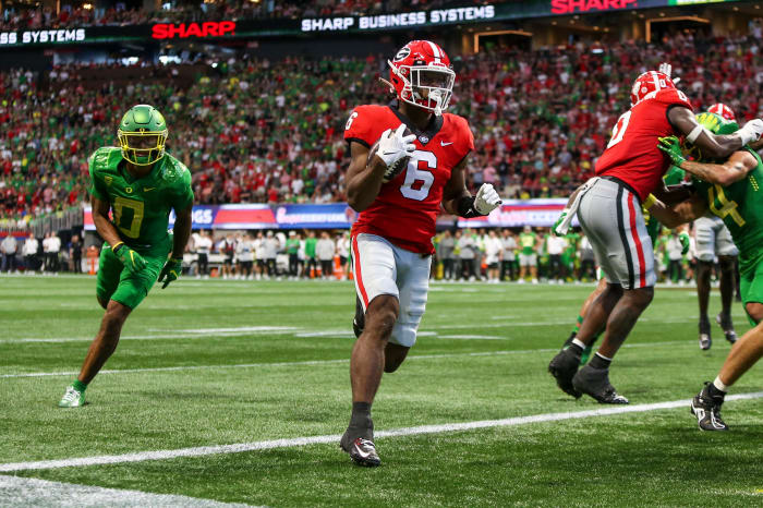 Sep 3, 2022; Atlanta, Georgia, USA; Georgia Bulldogs running back Kenny McIntosh (6) runs the ball for a touchdown against the Oregon Ducks in the second quarter at Mercedes-Benz Stadium. Mandatory Credit: Brett Davis-USA TODAY Sports